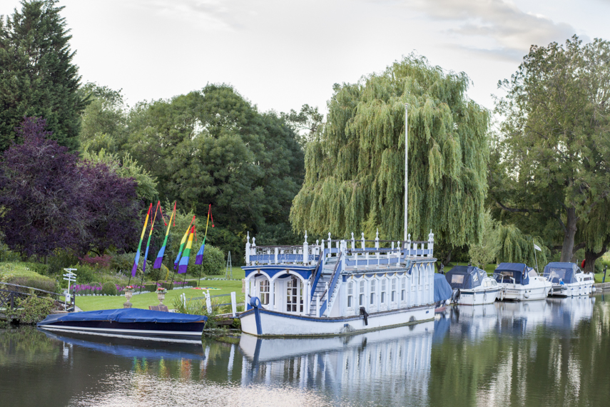 Swan at Streatley on Thames wedding photographer